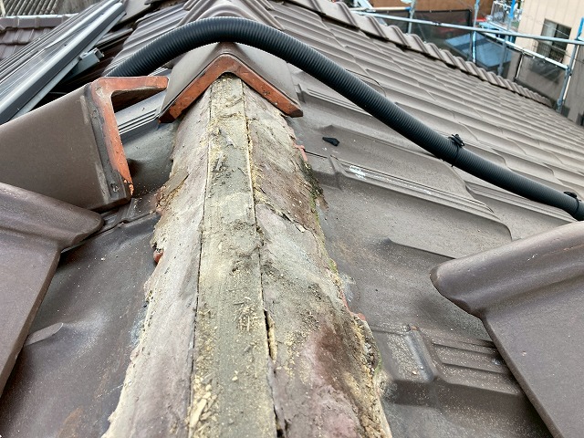 棟瓦を外して点検